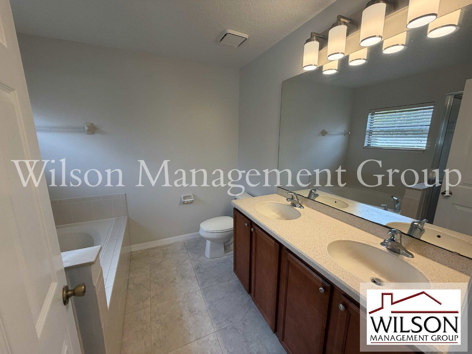 4/3 Luxury Townhome In Gated Windsor Lake Community property image