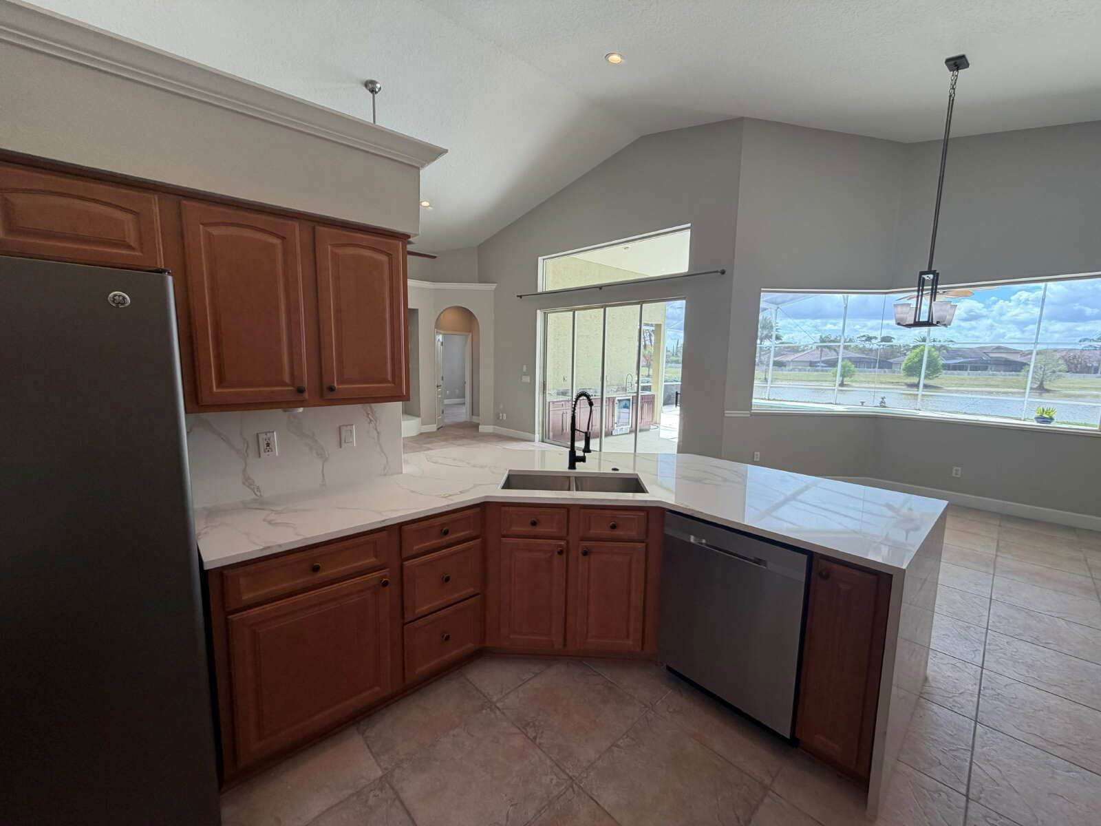 4/3 Luxury Pool Waterfront Home In Belle Isle property image