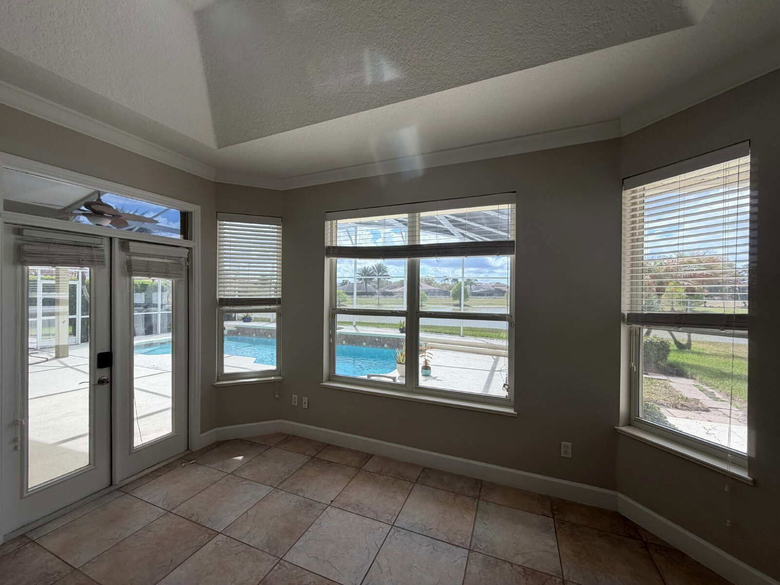 4/3 Luxury Pool Waterfront Home In Belle Isle property image