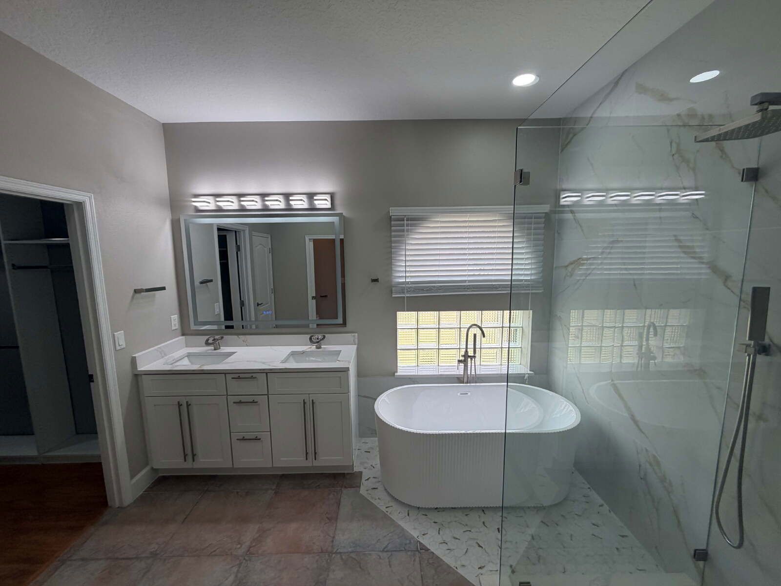 4/3 Luxury Pool Waterfront Home In Belle Isle property image