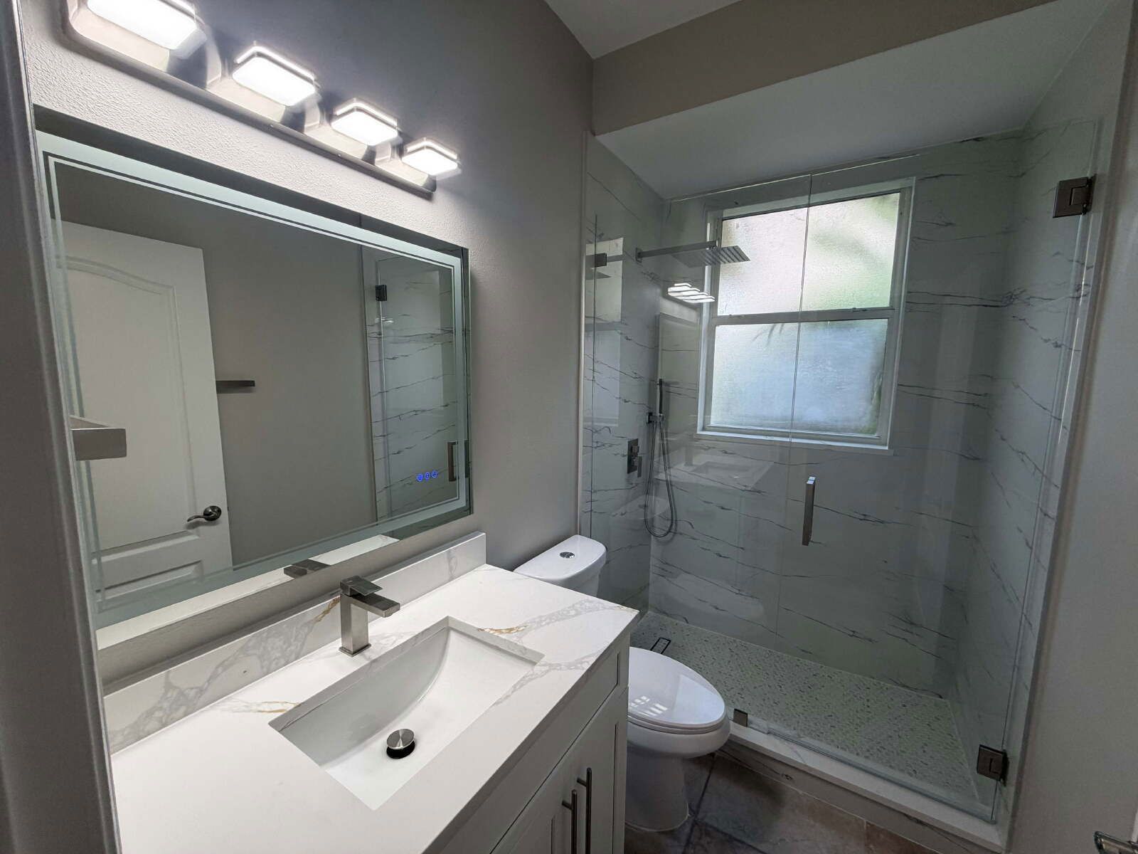 4/3 Luxury Pool Waterfront Home In Belle Isle property image