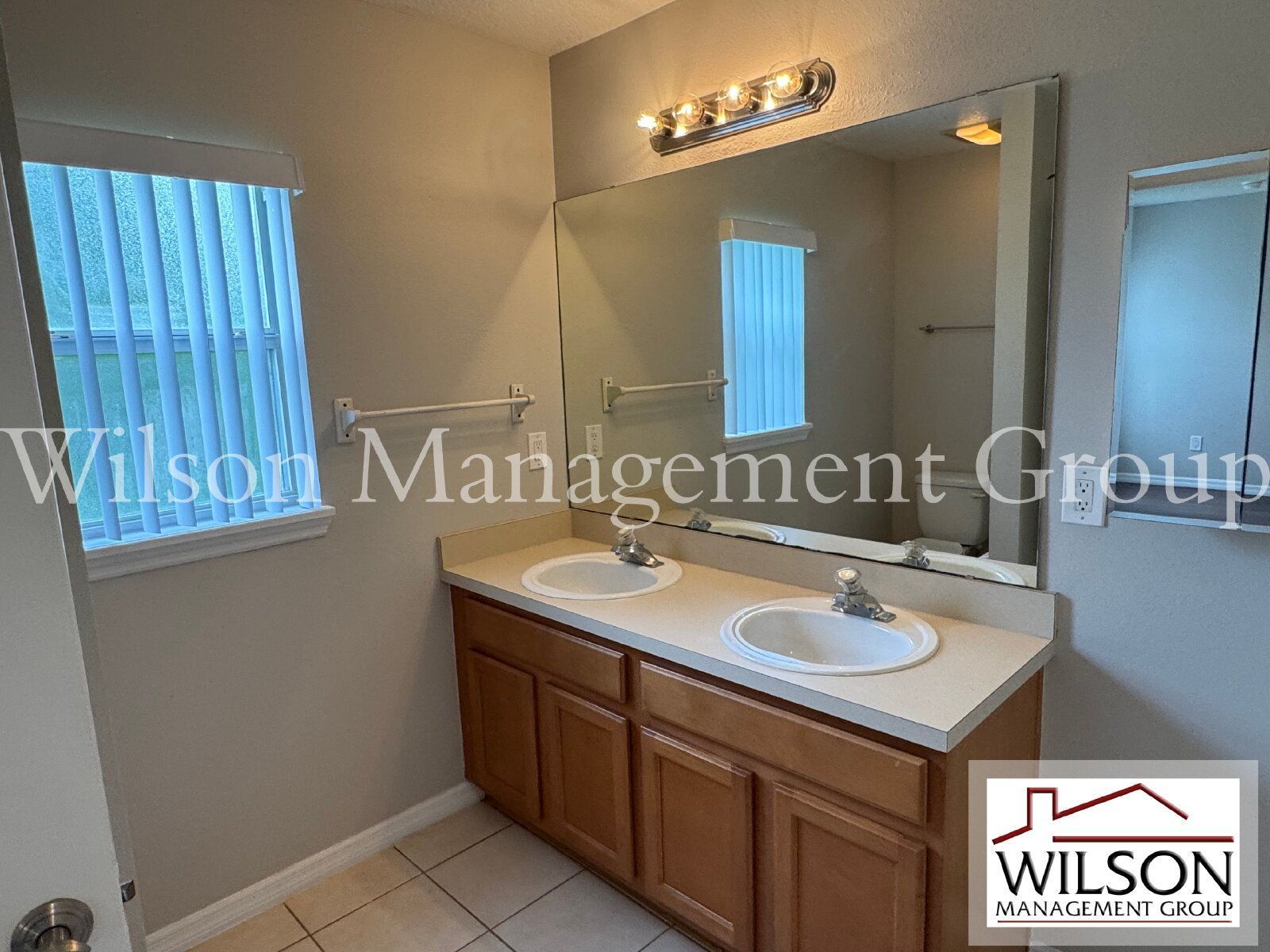 4/2.5 Waterfront Home In The Waterside Community property image