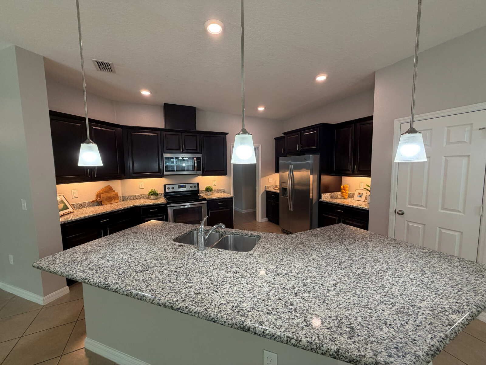 3/2.5 Modern Home with Loft and Bonus Room property image