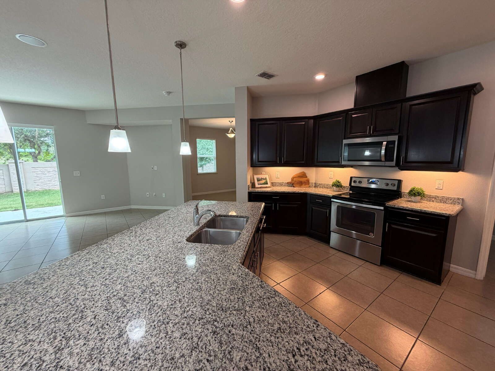 3/2.5 Modern Home with Loft and Bonus Room property image