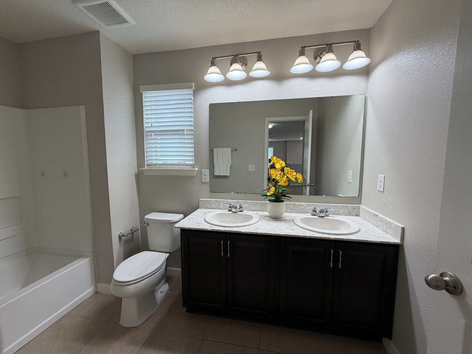 3/2.5 Modern Home with Loft and Bonus Room property image