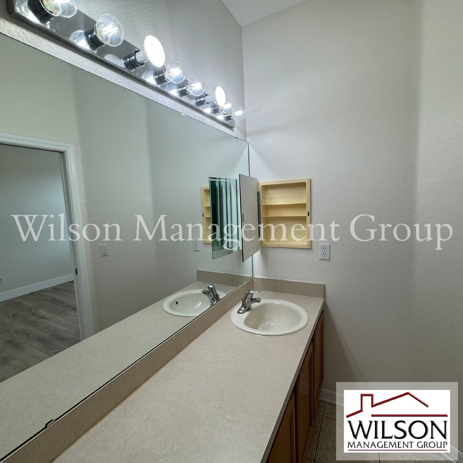 2/2.5 Condo In The Gated Victoria Pines Community property image