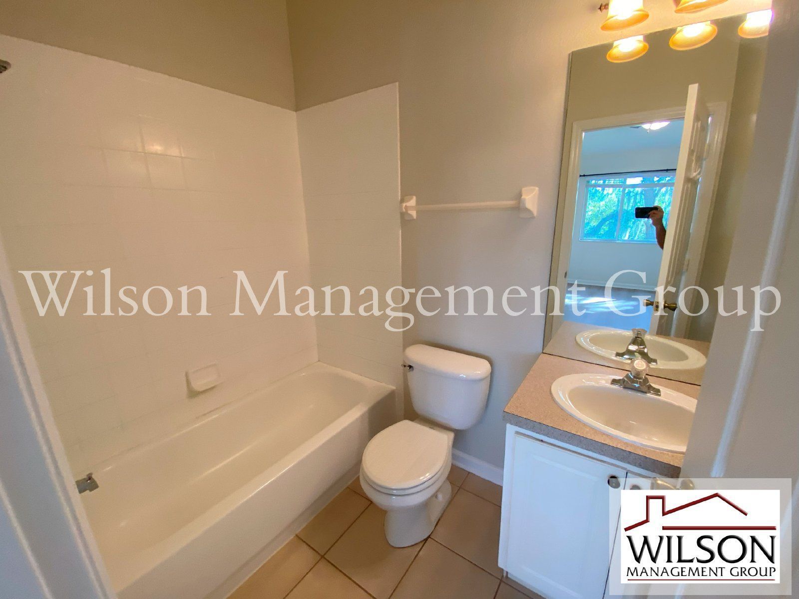 2/2.5 Townhouse In Gated Chase Townhomes Community property image